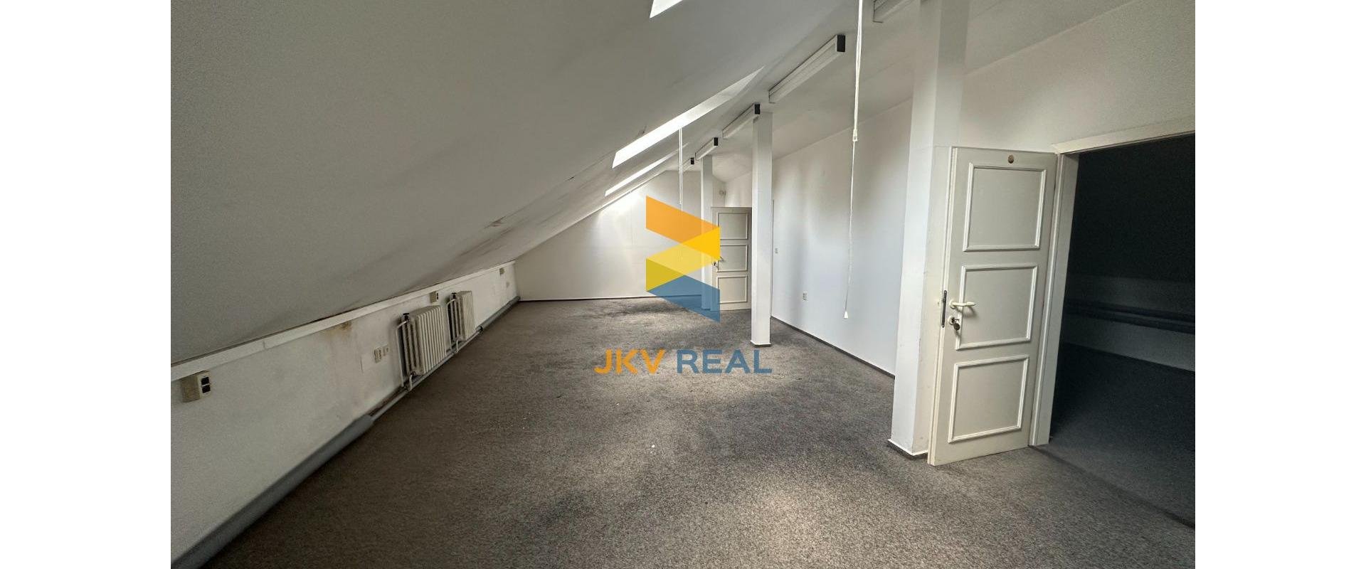 KANCELÁRSKE PRIESTORY PRE BANKU ALEBO POISŤOVŇU V CENTRE + PARKING