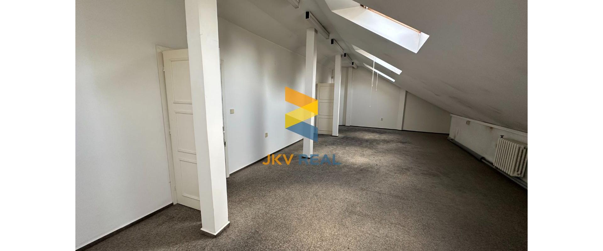 KANCELÁRSKE PRIESTORY PRE BANKU ALEBO POISŤOVŇU V CENTRE + PARKING