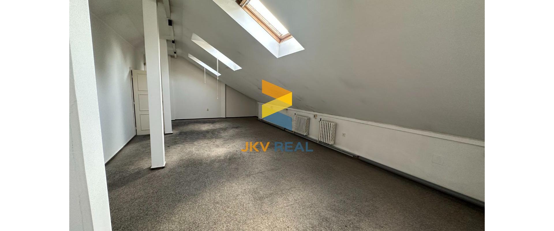 KANCELÁRSKE PRIESTORY PRE BANKU ALEBO POISŤOVŇU V CENTRE + PARKING