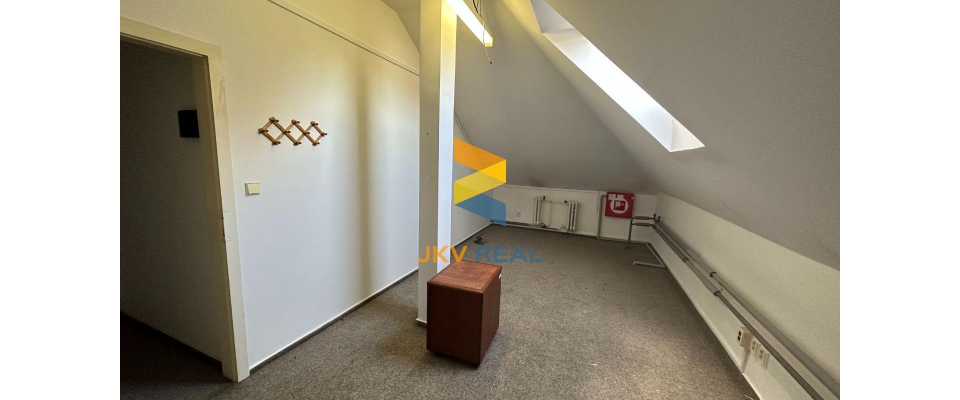 KANCELÁRSKE PRIESTORY PRE BANKU ALEBO POISŤOVŇU V CENTRE + PARKING