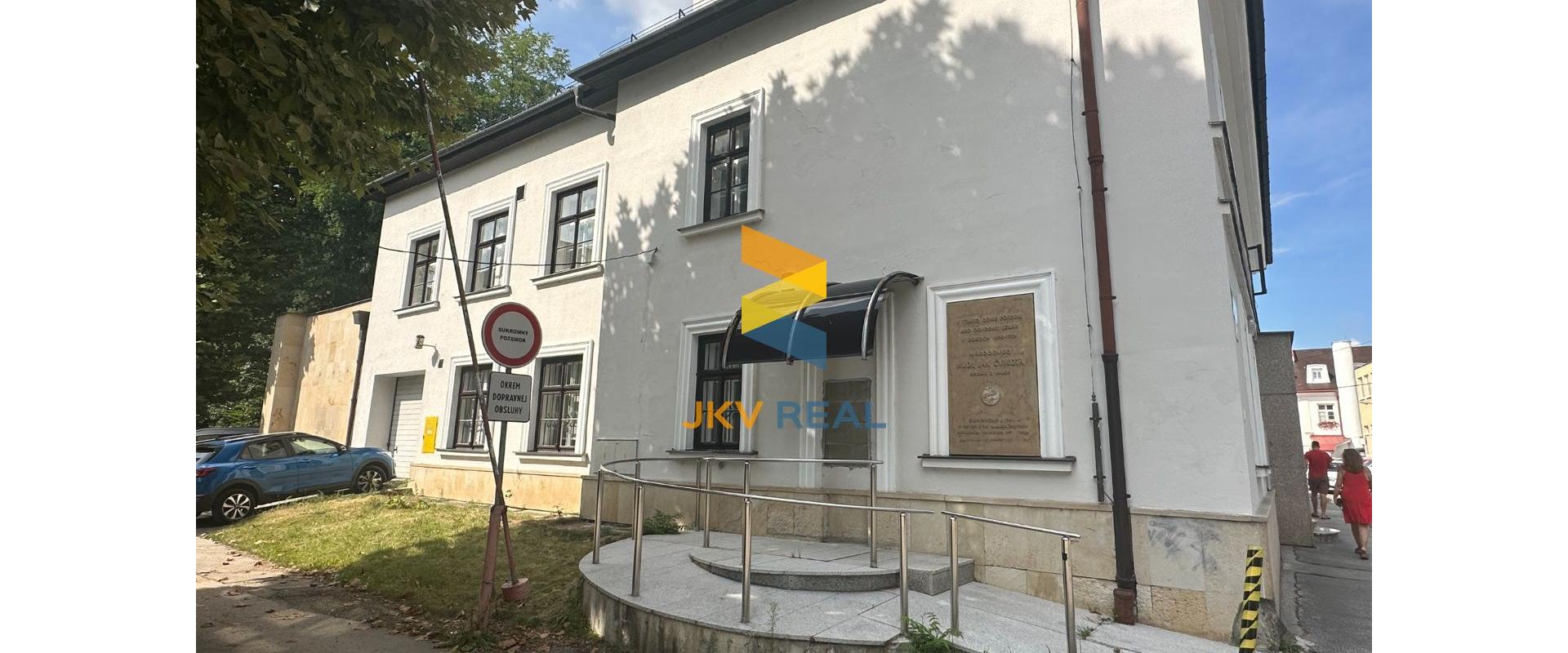 KANCELÁRSKE PRIESTORY PRE BANKU ALEBO POISŤOVŇU V CENTRE + PARKING