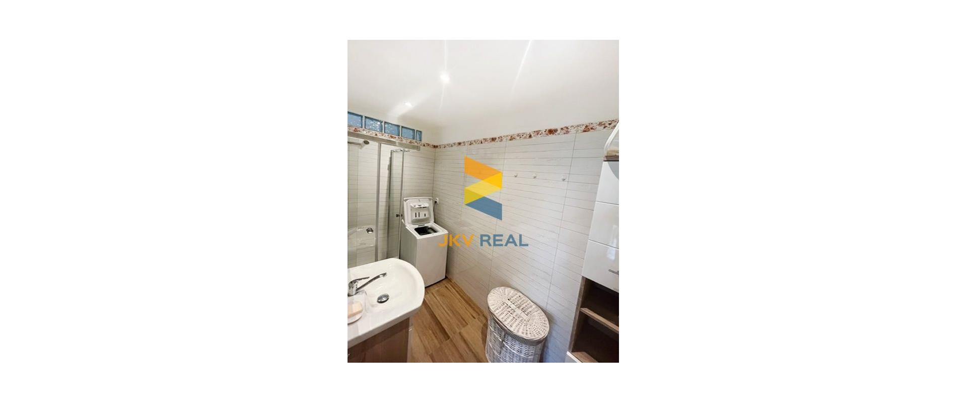 So súhlasom majiteľa ponúkame na dlhodobý prenájom 3 izbový byt v Starom meste na ulici Československej armády.