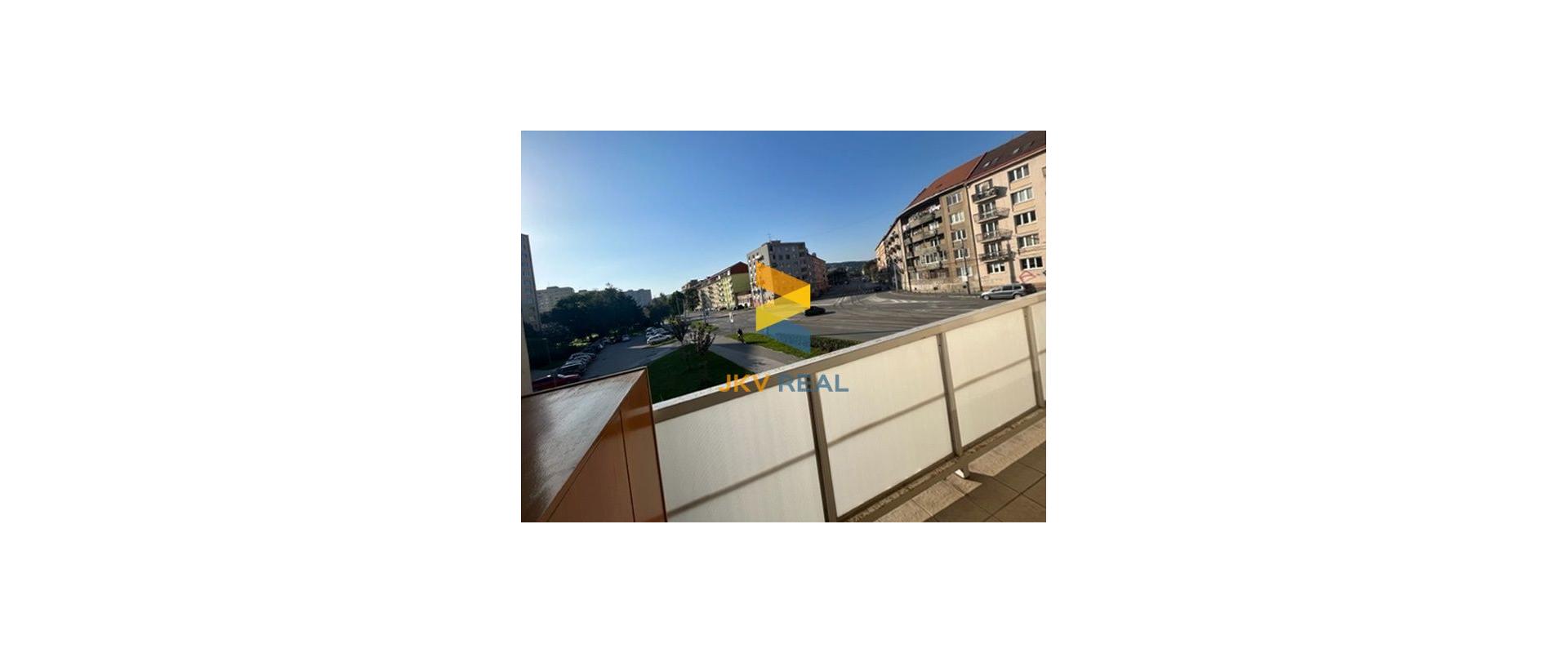 So súhlasom majiteľa ponúkame na dlhodobý prenájom 3 izbový byt v Starom meste na ulici Československej armády.