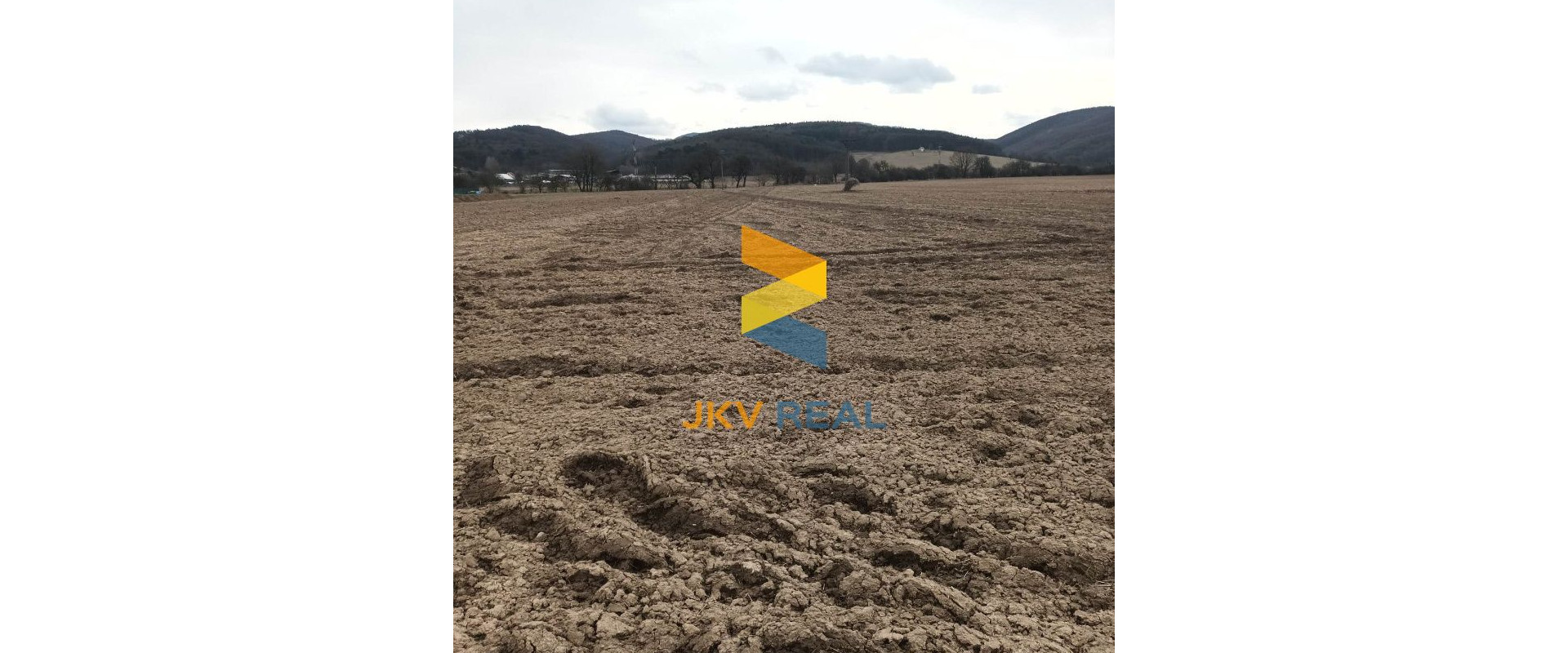 Ponúkame na pred rovinatý pozemok na výstavbu RD v Klobušiciach