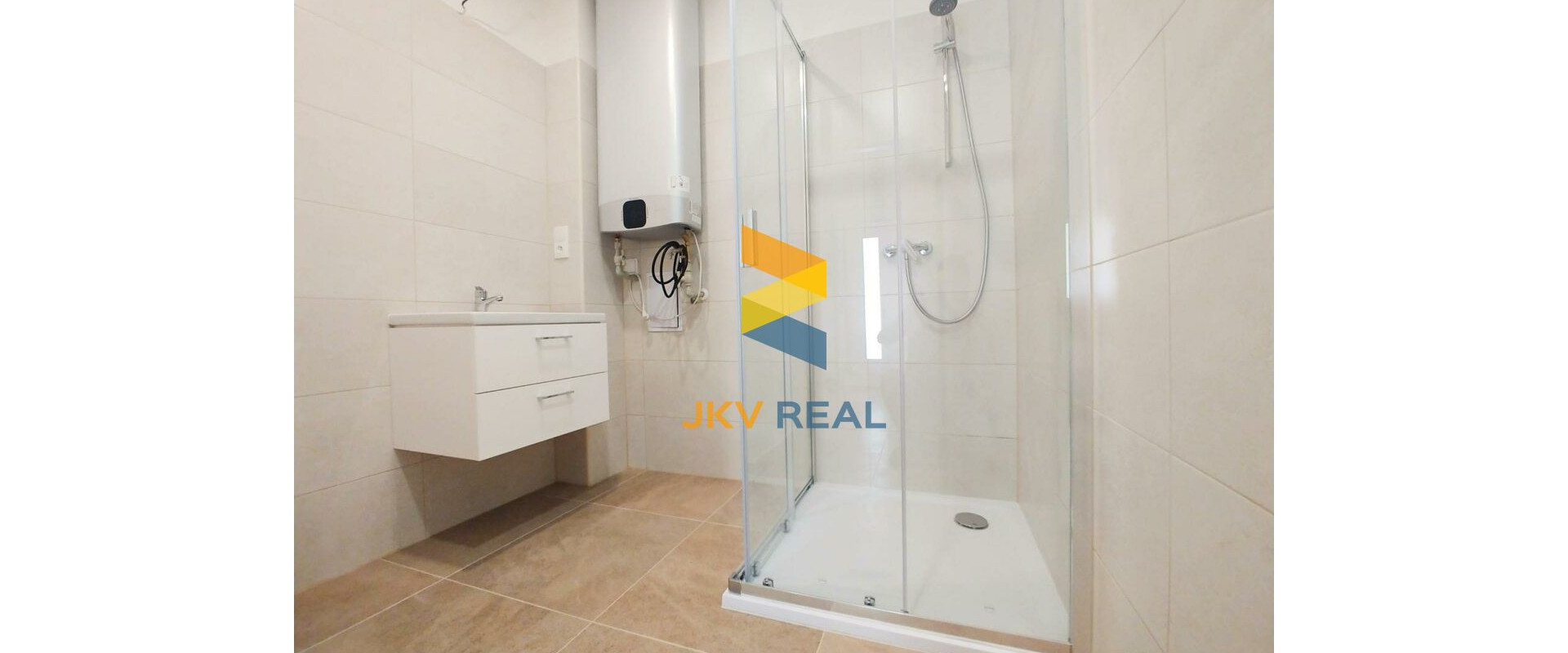 Ponúkam  na predaj krásny 2 izbový byt na Juhu v Trenčíne