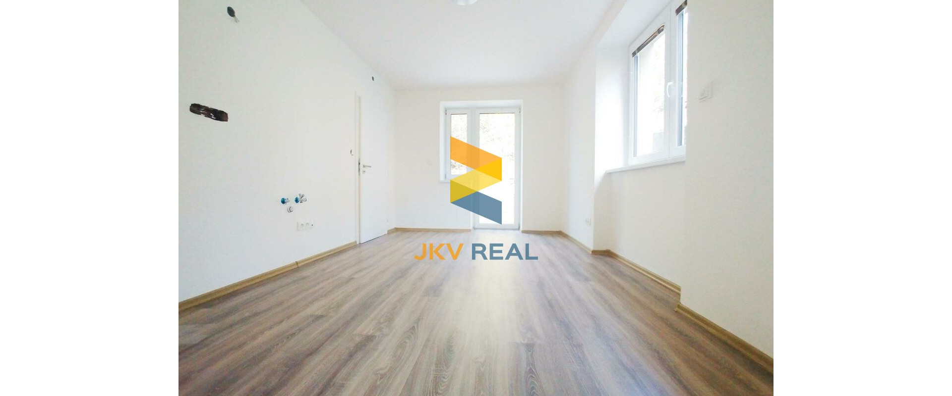 Ponúkam  na predaj krásny 2 izbový byt na Juhu v Trenčíne