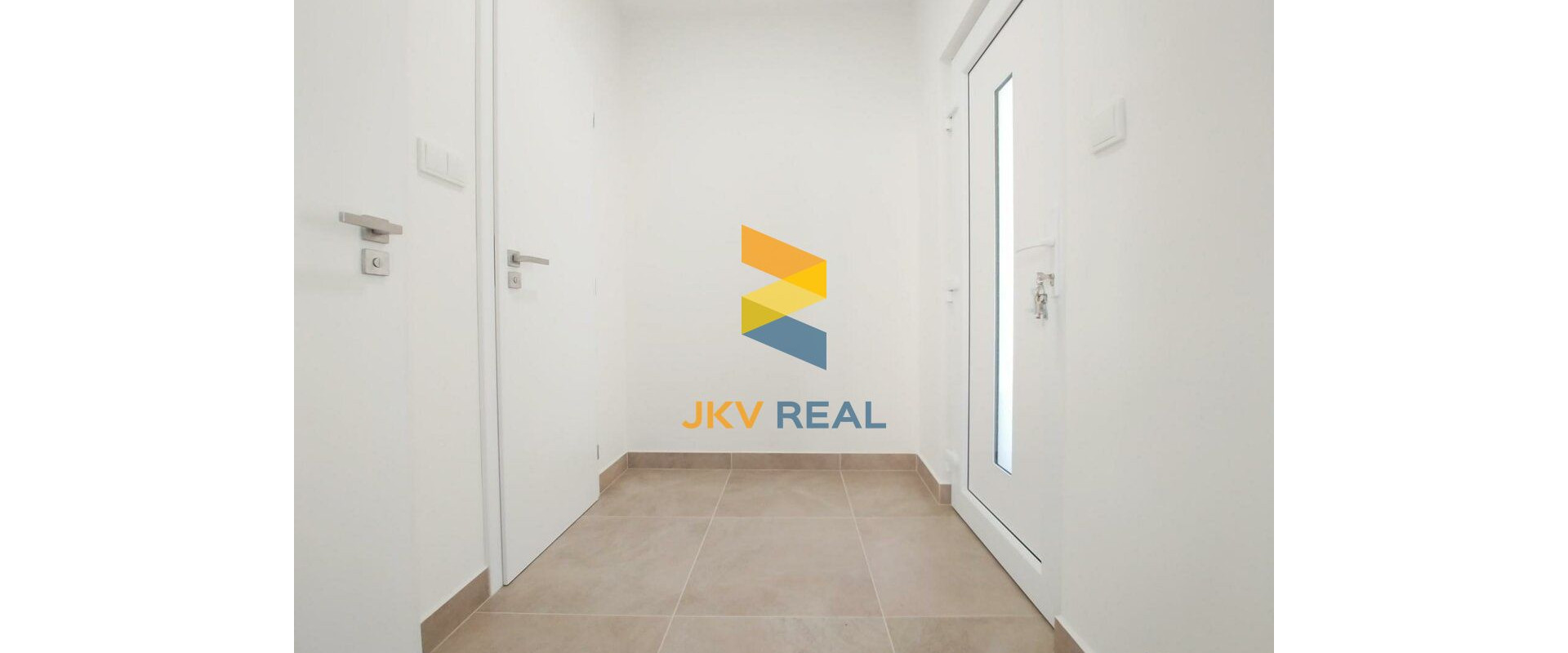 Ponúkam  na predaj krásny 2 izbový byt na Juhu v Trenčíne