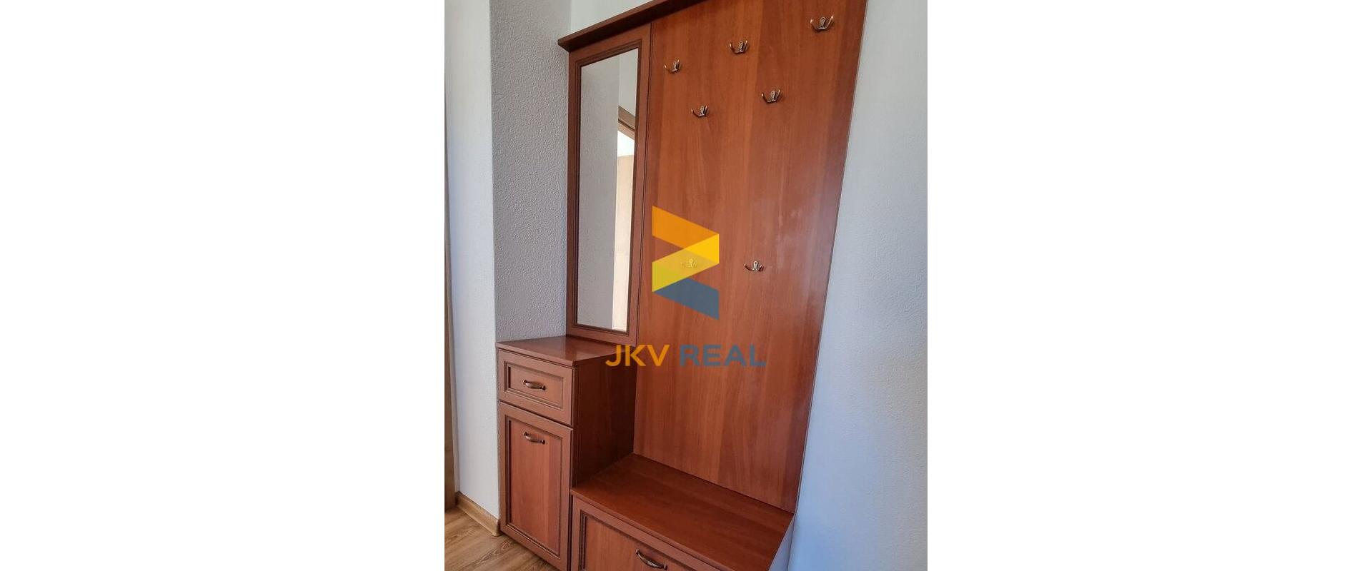 Realitná kancelária JKV REAL so súhlasom majiteľa ponúka na prenájom 2 izbový byt na sídlisku Píly v Prievidzi.