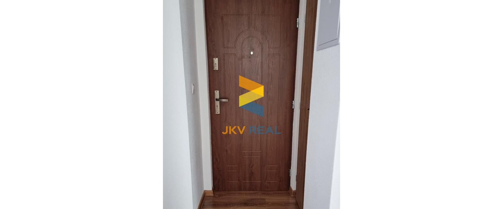 Realitná kancelária JKV REAL so súhlasom majiteľa ponúka na prenájom 2 izbový byt na sídlisku Píly v Prievidzi.