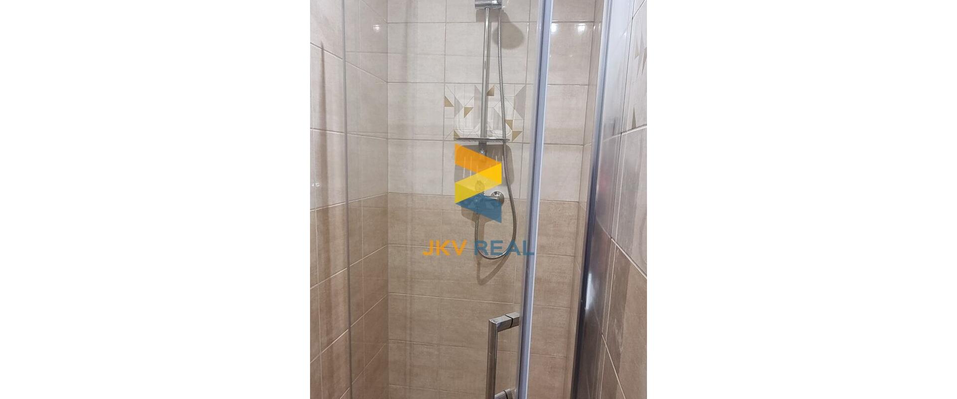 Realitná kancelária JKV REAL so súhlasom majiteľa ponúka na prenájom 2 izbový byt na sídlisku Píly v Prievidzi.