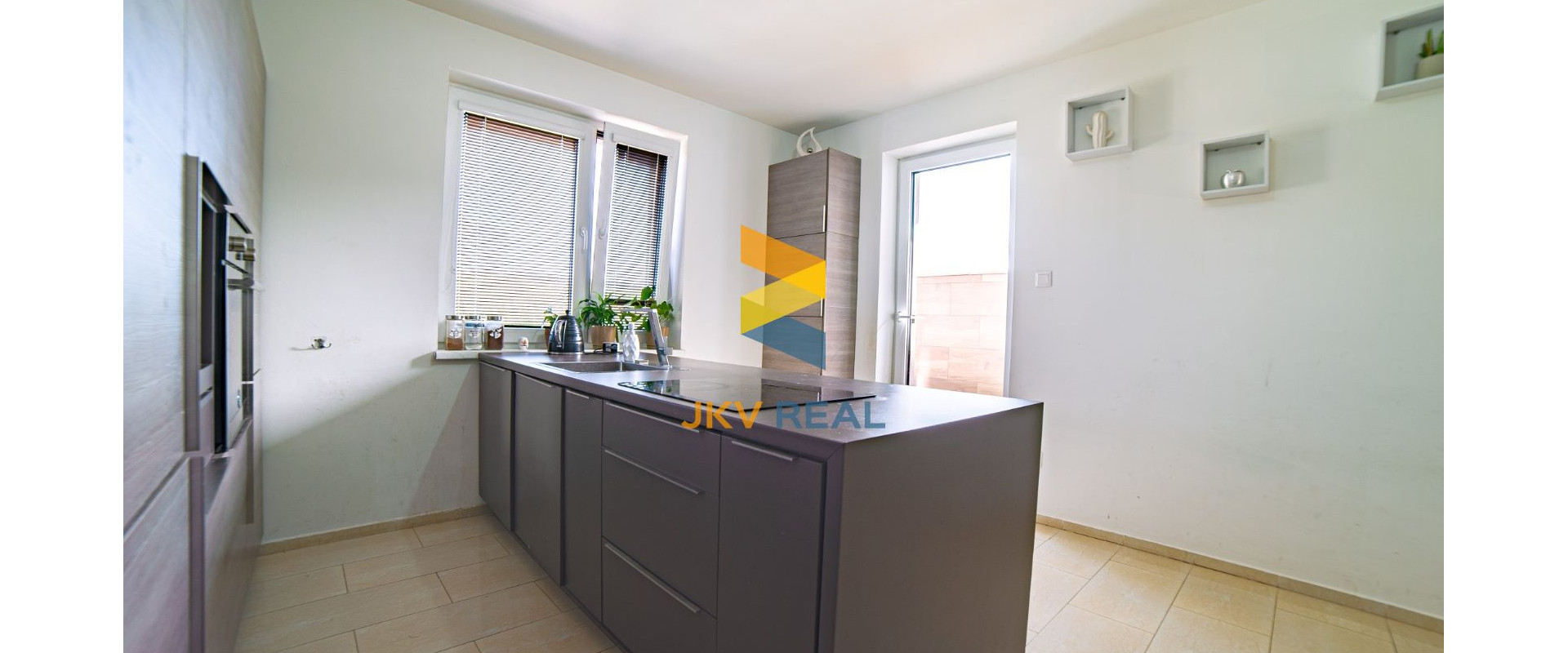 EXKLUZÍVNE !  RODINNÝ DOM  S POZEMKOM 460m2  CHTELNICA