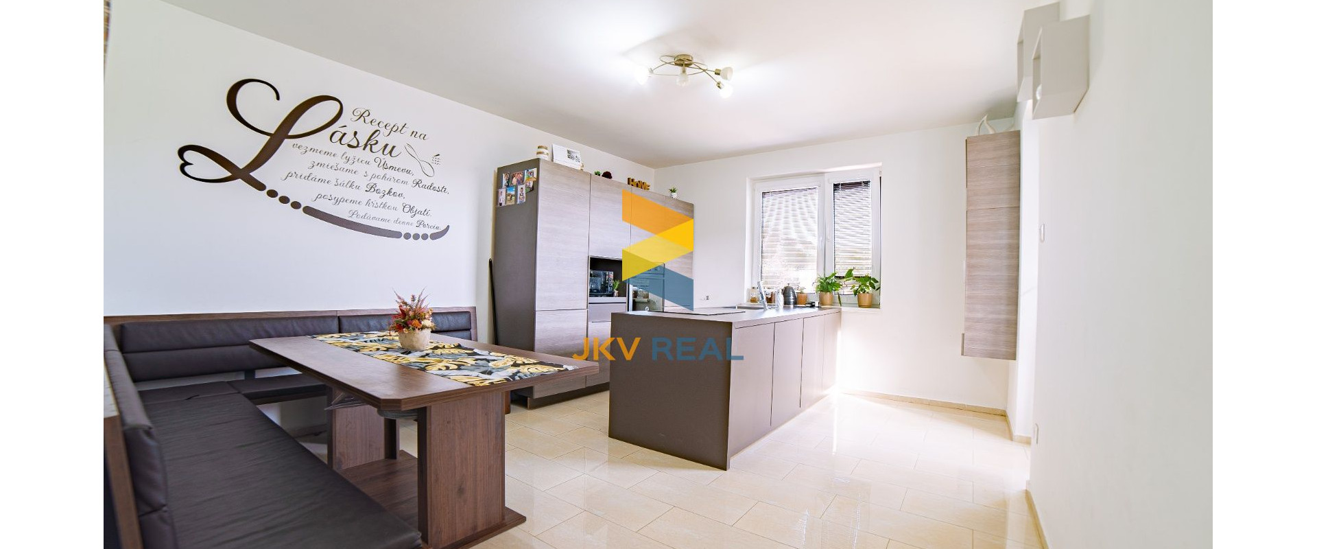 EXKLUZÍVNE !  RODINNÝ DOM  S POZEMKOM 460m2  CHTELNICA