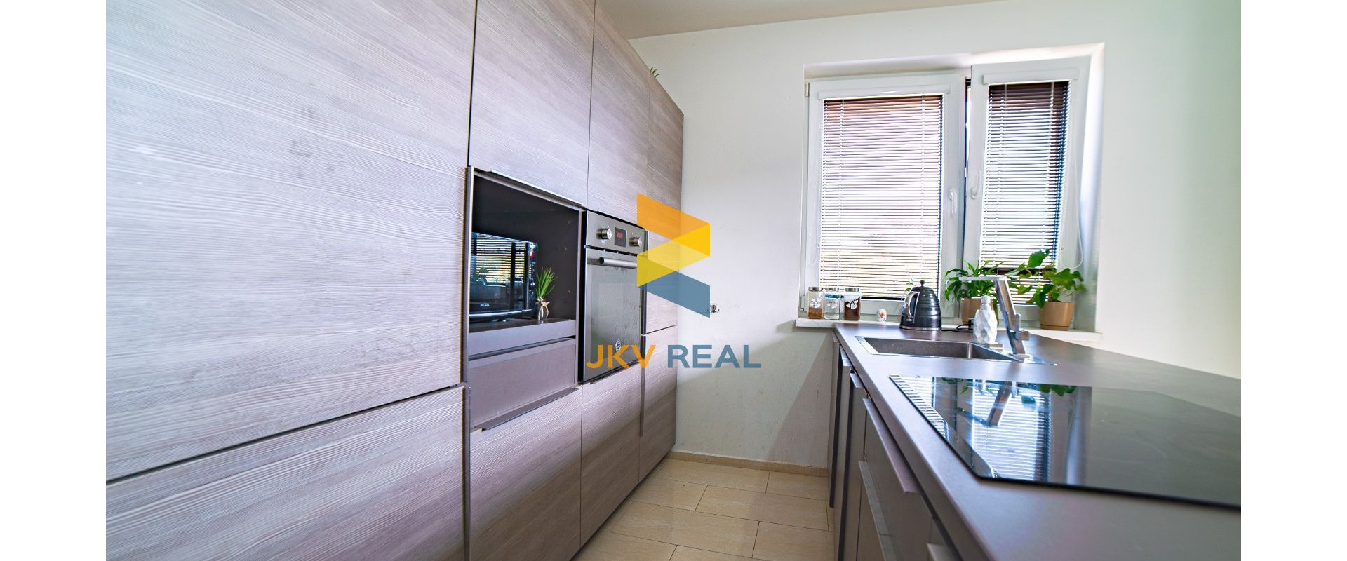 EXKLUZÍVNE !  RODINNÝ DOM  S POZEMKOM 460m2  CHTELNICA