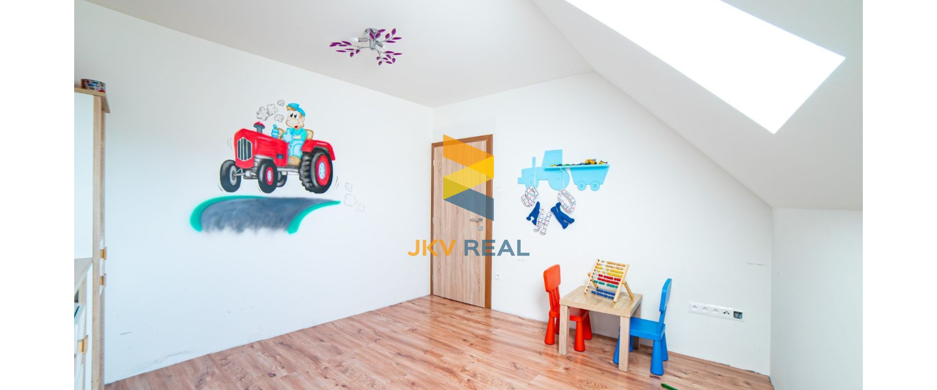 EXKLUZÍVNE !  RODINNÝ DOM  S POZEMKOM 460m2  CHTELNICA