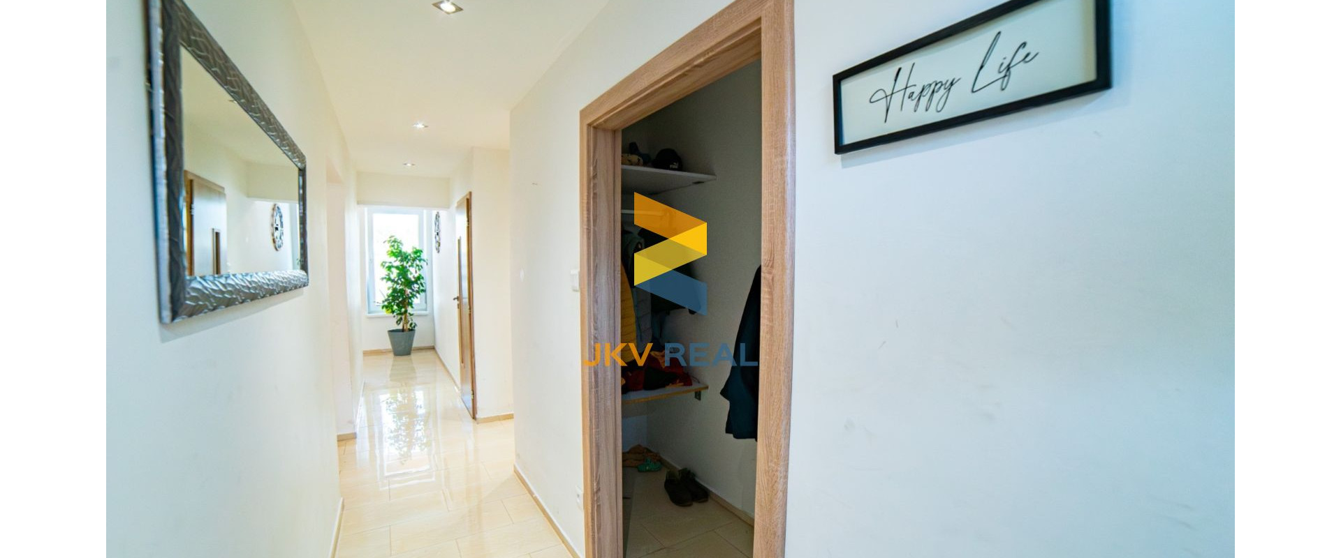 EXKLUZÍVNE !  RODINNÝ DOM  S POZEMKOM 460m2  CHTELNICA