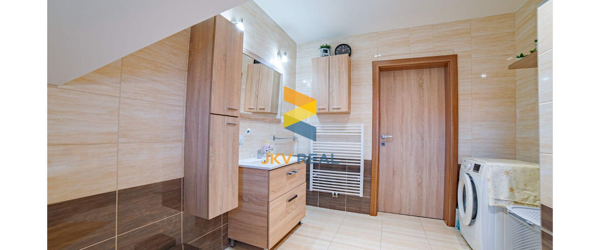 EXKLUZÍVNE !  RODINNÝ DOM  S POZEMKOM 460m2  CHTELNICA