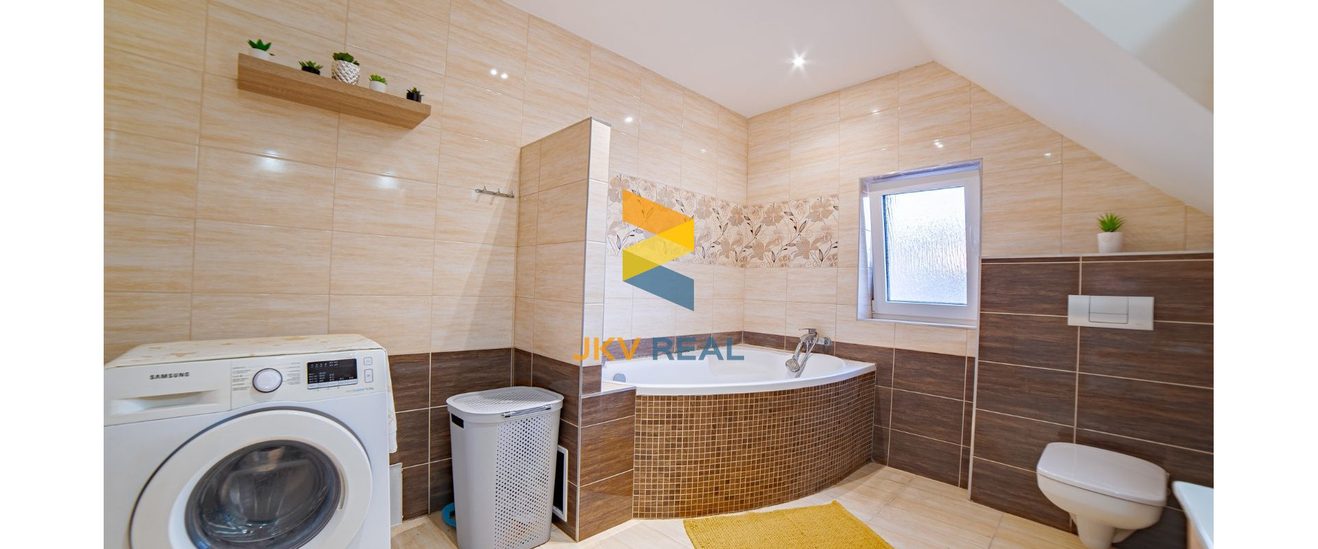 EXKLUZÍVNE !  RODINNÝ DOM  S POZEMKOM 460m2  CHTELNICA