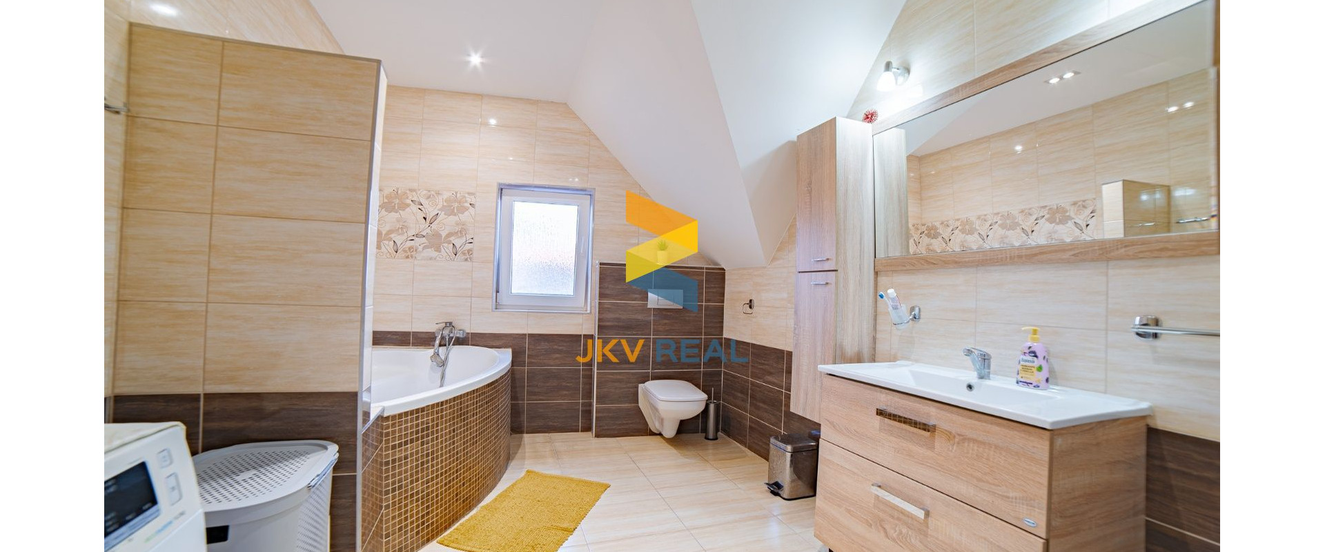 EXKLUZÍVNE !  RODINNÝ DOM  S POZEMKOM 460m2  CHTELNICA