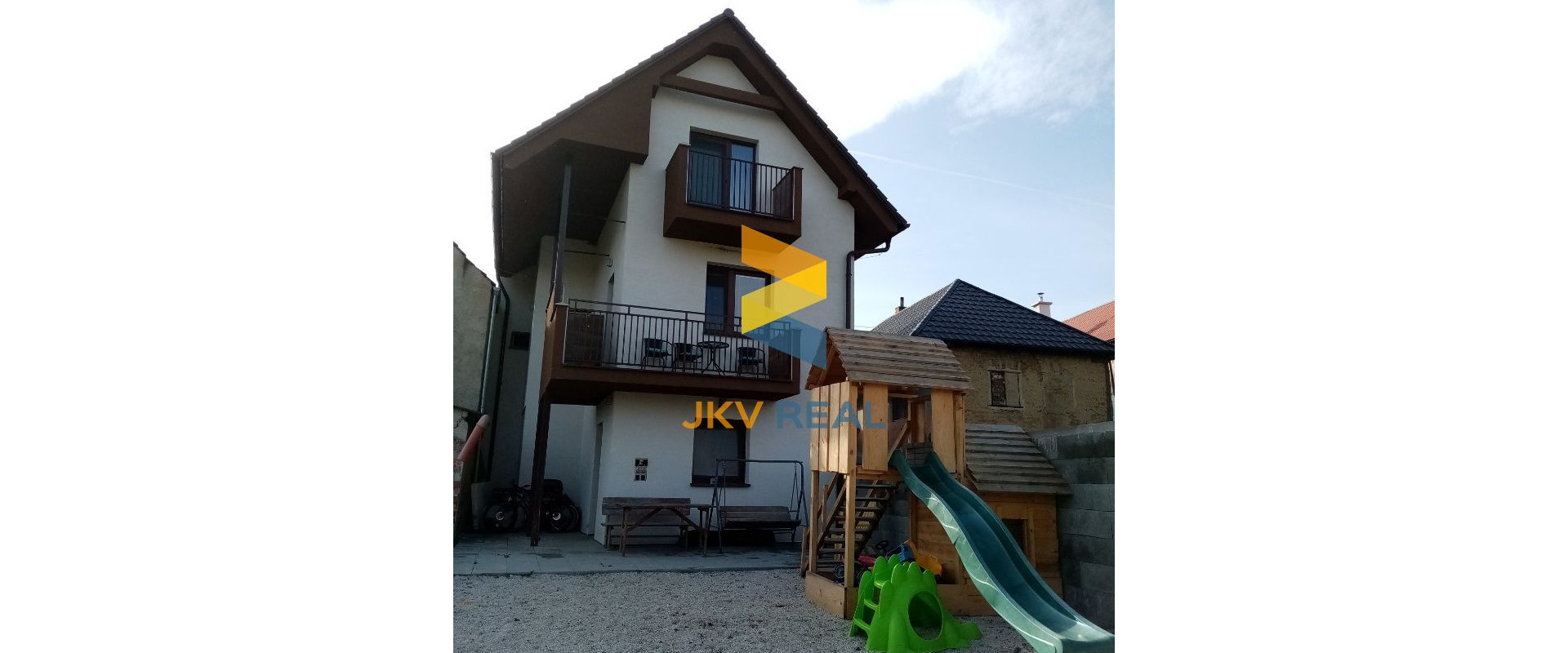 EXKLUZÍVNE !  RODINNÝ DOM  S POZEMKOM 460m2  CHTELNICA