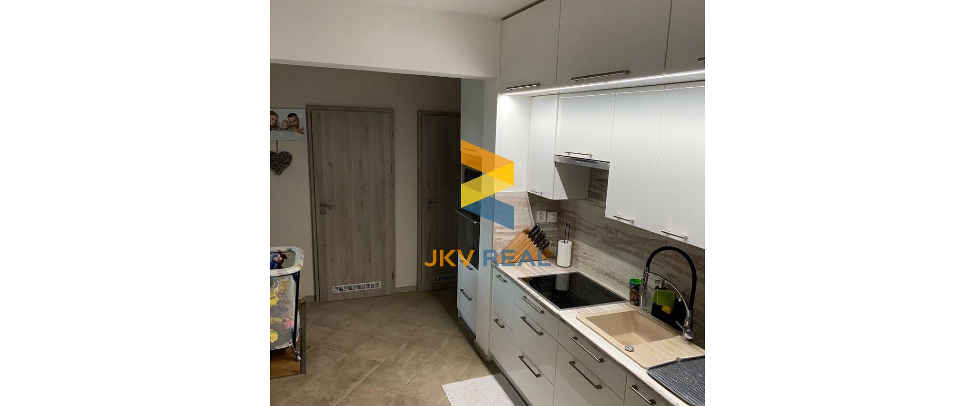 3.IZBOVÝ BYT S LOGIÓU 61m2 HLOHOVEC