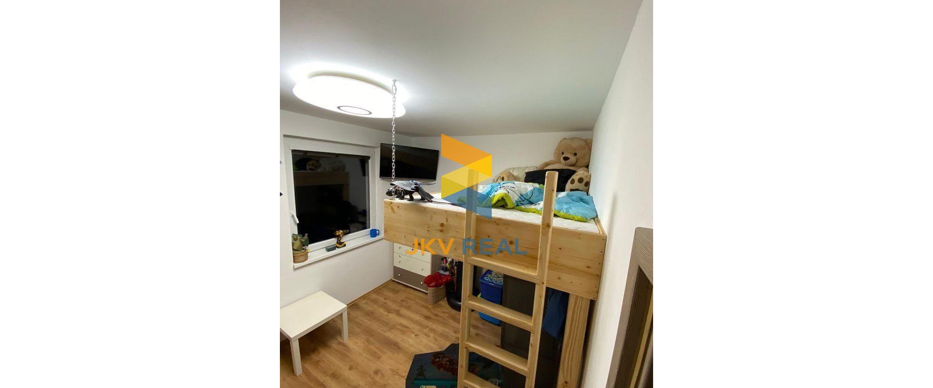 3.IZBOVÝ BYT S LOGIÓU 61m2 HLOHOVEC