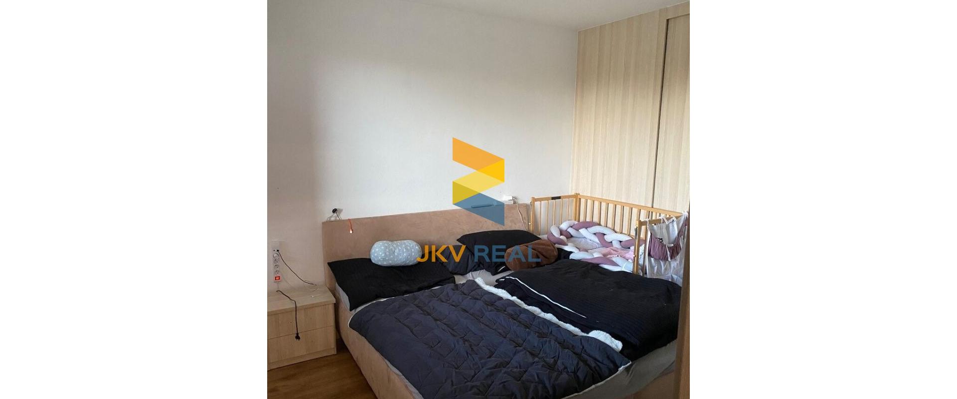 3.IZBOVÝ BYT S LOGIÓU 61m2 HLOHOVEC