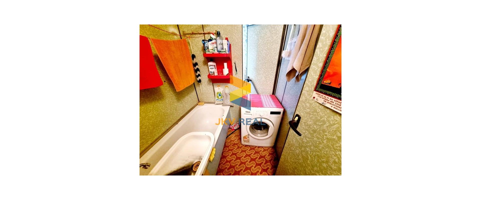 ZNÍŽENÁ CENA! PREDAJ PÔVODNÝ 3-IZB.BYT S BALKÓNOM RUŽINOV