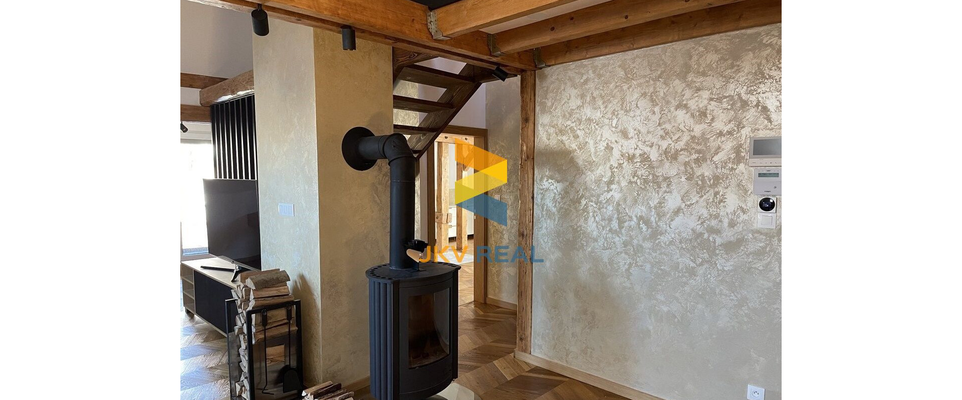 PRENÁJOM luxusný 3-izbový apartmán v historickej vile s 2 parkovacími miestami