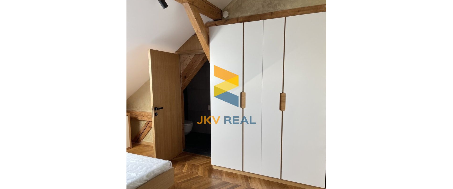 PRENÁJOM luxusný 3-izbový apartmán v historickej vile s 2 parkovacími miestami