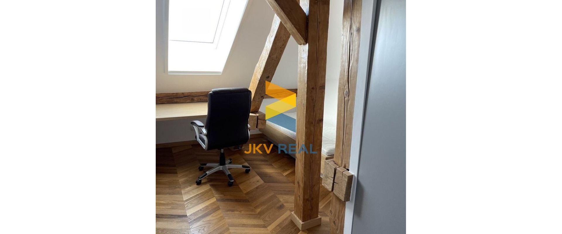 PRENÁJOM luxusný 3-izbový apartmán v historickej vile s 2 parkovacími miestami