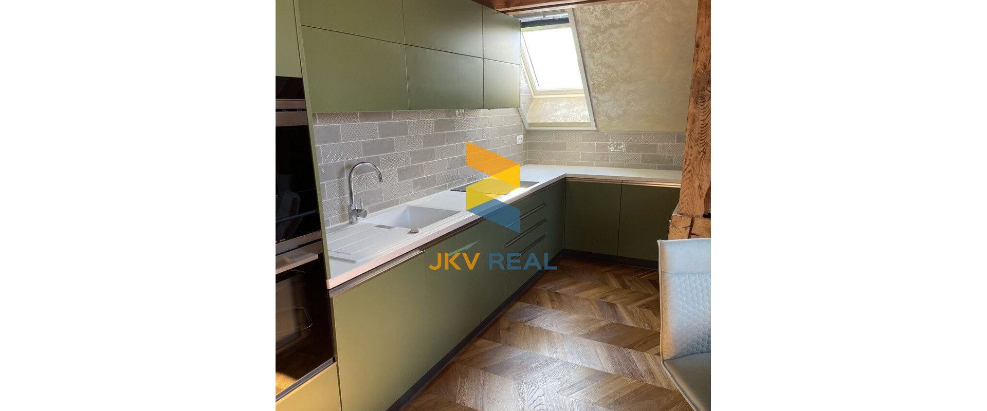 PRENÁJOM luxusný 3-izbový apartmán v historickej vile s 2 parkovacími miestami