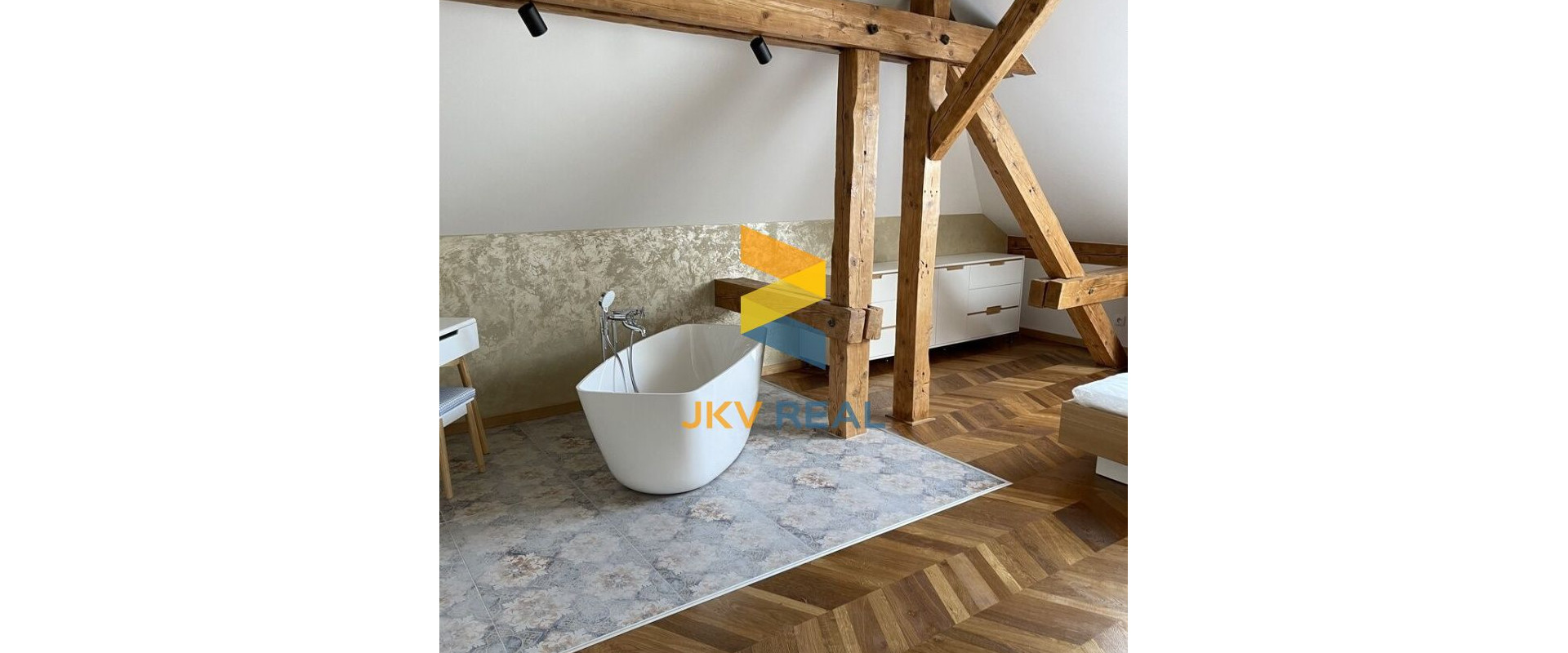 PRENÁJOM luxusný 3-izbový apartmán v historickej vile s 2 parkovacími miestami