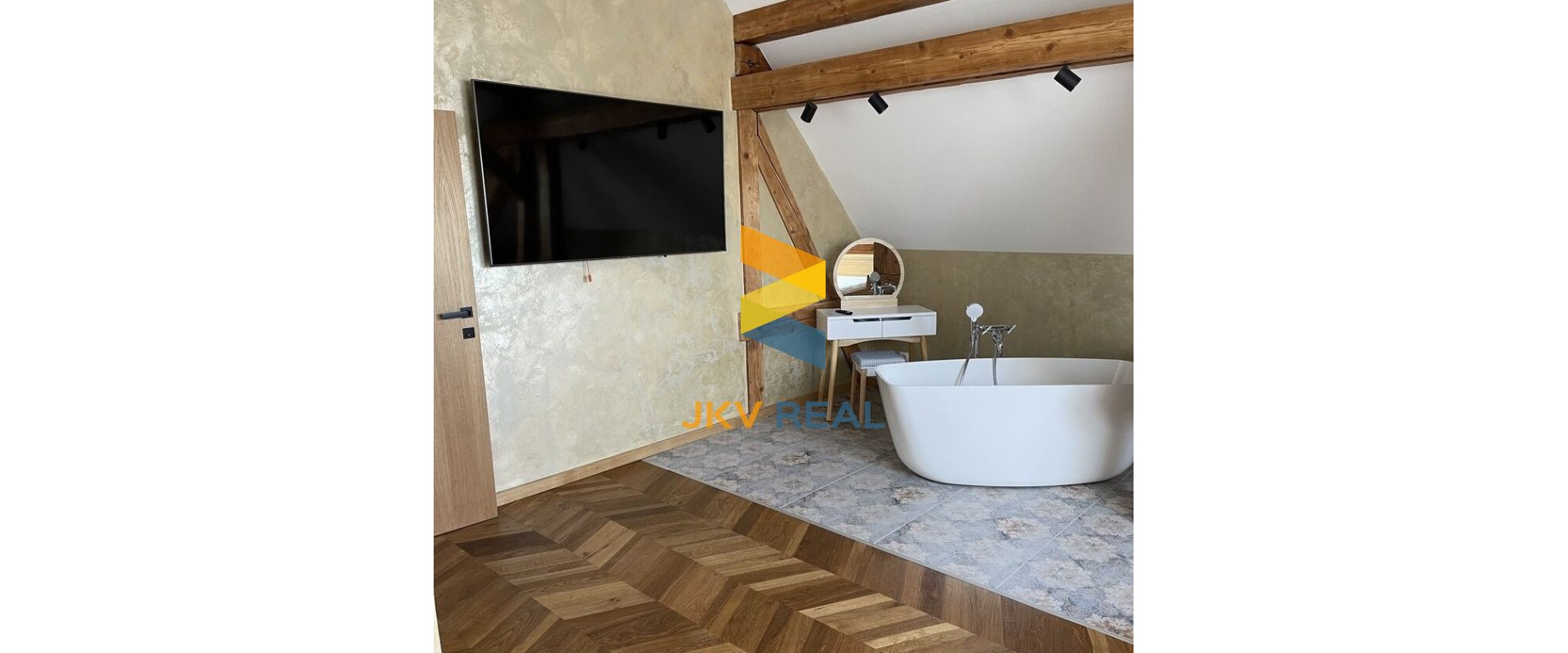 PRENÁJOM luxusný 3-izbový apartmán v historickej vile s 2 parkovacími miestami