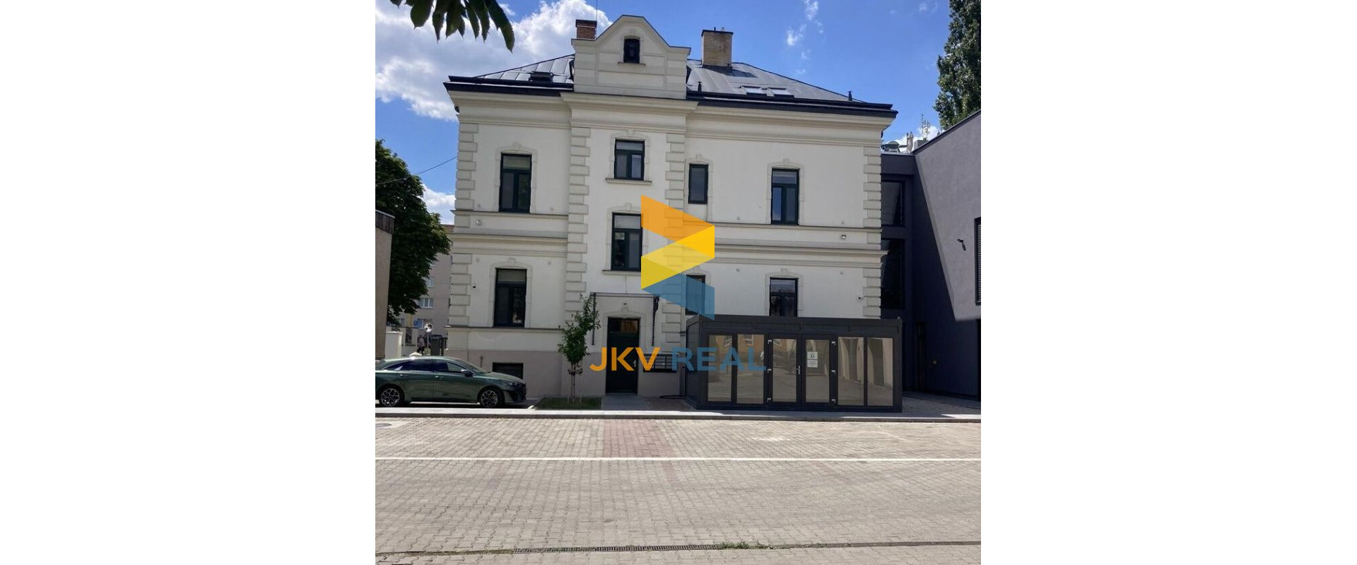 PRENÁJOM luxusný 3-izbový apartmán v historickej vile s 2 parkovacími miestami