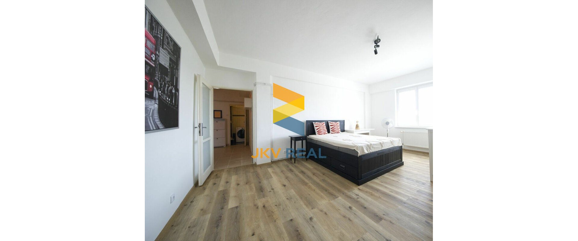 Nadštandardne veľký 3 izbový byt vo výbornej lokalite.