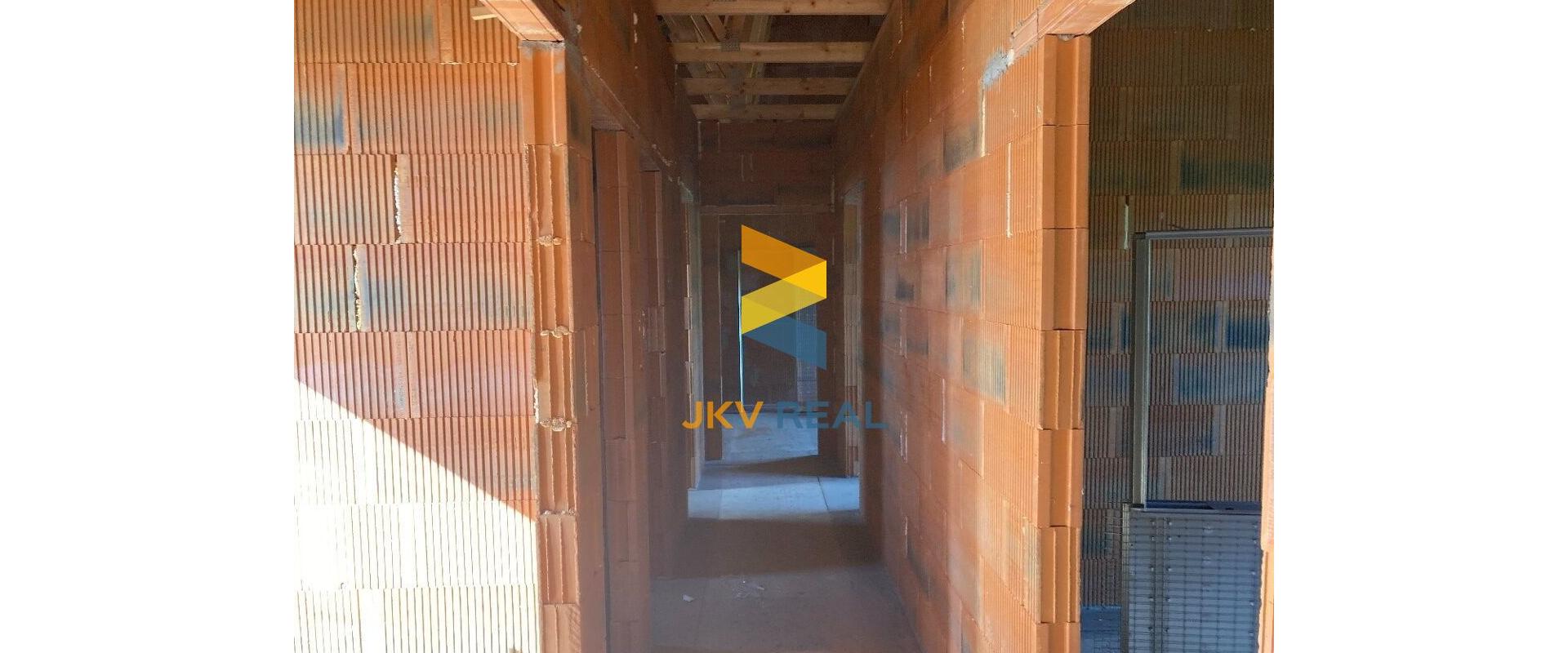 RODINNÝ DOM, vo výstavbe, Rakoľuby