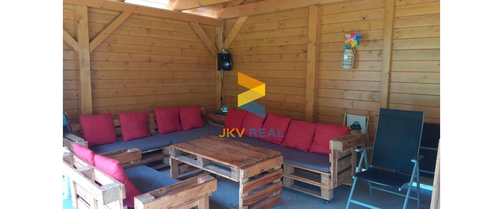 JKV REAL ponúka na predaj 3 izbový RODINNÝ DOM / CHATU v Kľačne okres Prievidza