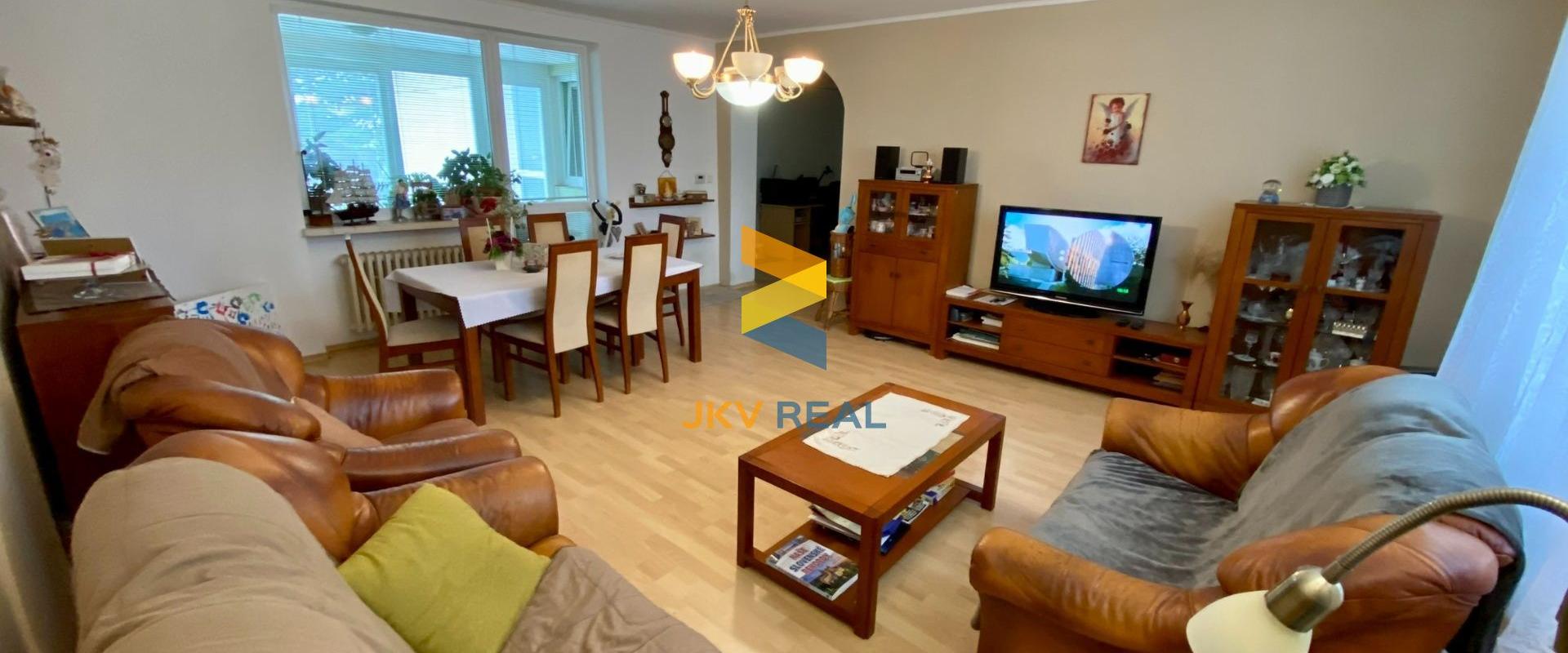 Priestranný rodinný dom, 2x garáž, pivnica a pozemok 800 m2 - Tomášov