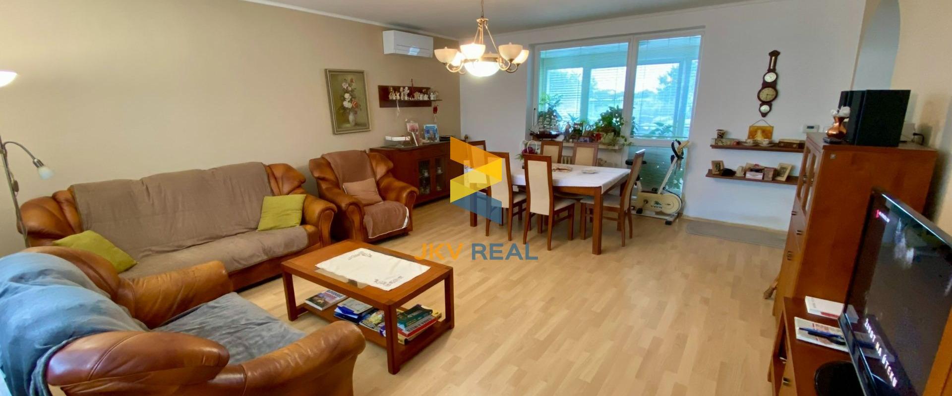 Priestranný rodinný dom, 2x garáž, pivnica a pozemok 800 m2 - Tomášov