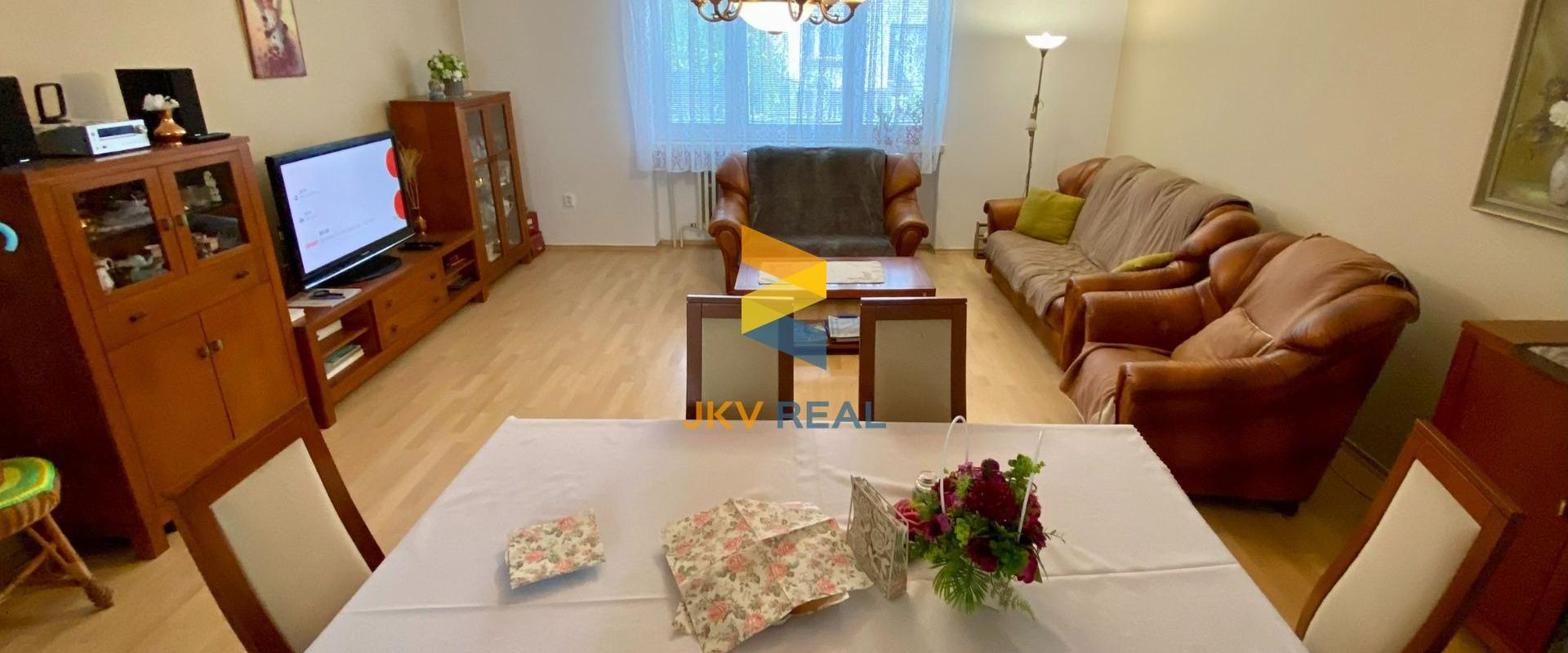 Priestranný rodinný dom, 2x garáž, pivnica a pozemok 800 m2 - Tomášov