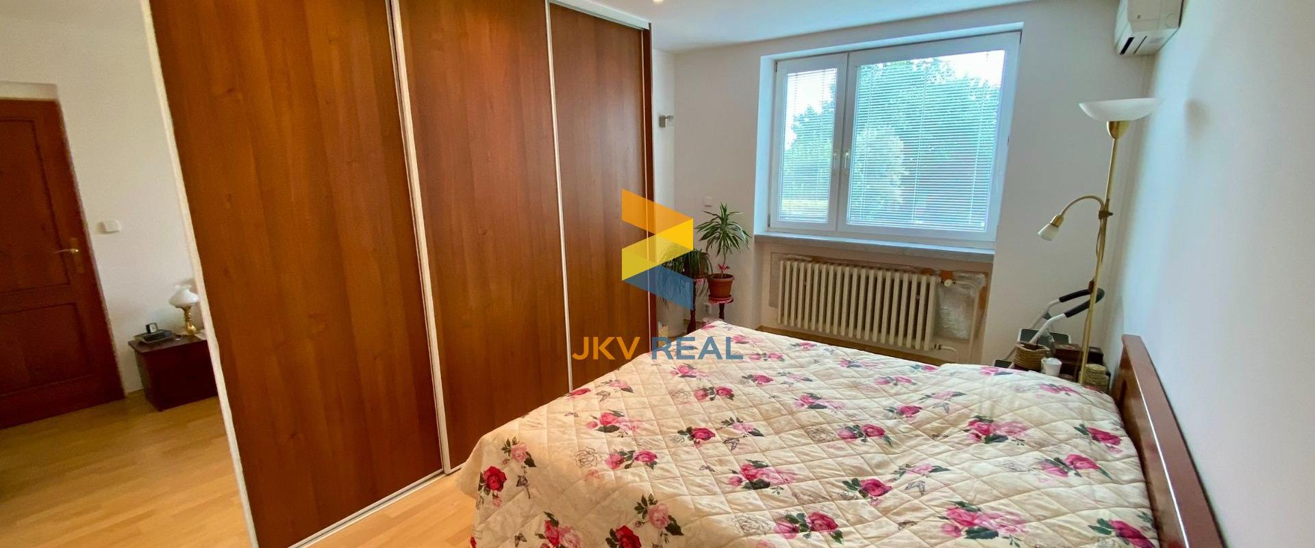 Priestranný rodinný dom, 2x garáž, pivnica a pozemok 800 m2 - Tomášov