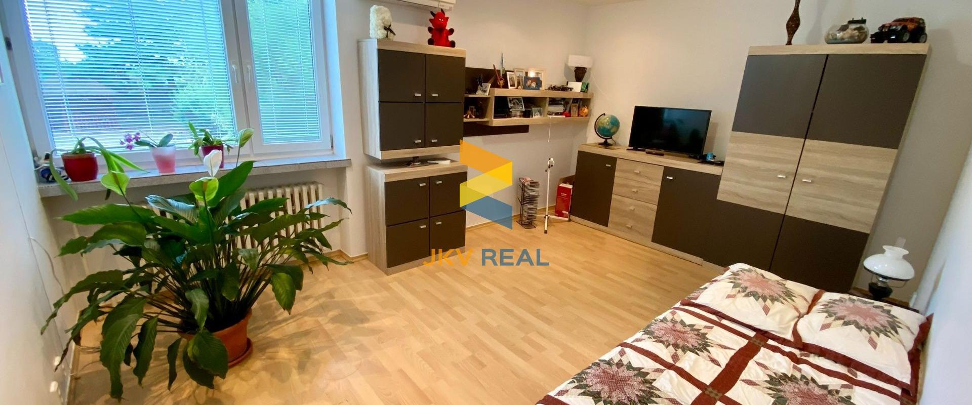 Priestranný rodinný dom, 2x garáž, pivnica a pozemok 800 m2 - Tomášov