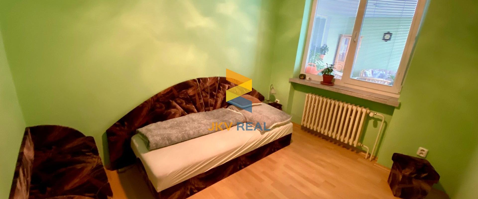 Priestranný rodinný dom, 2x garáž, pivnica a pozemok 800 m2 - Tomášov