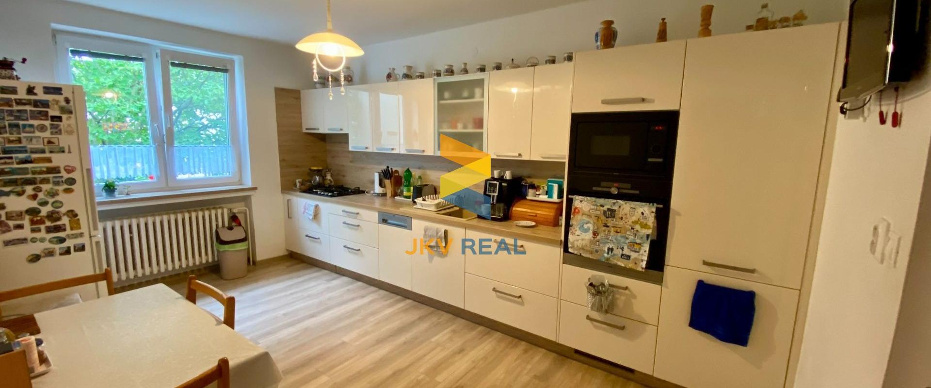 Priestranný rodinný dom, 2x garáž, pivnica a pozemok 800 m2 - Tomášov