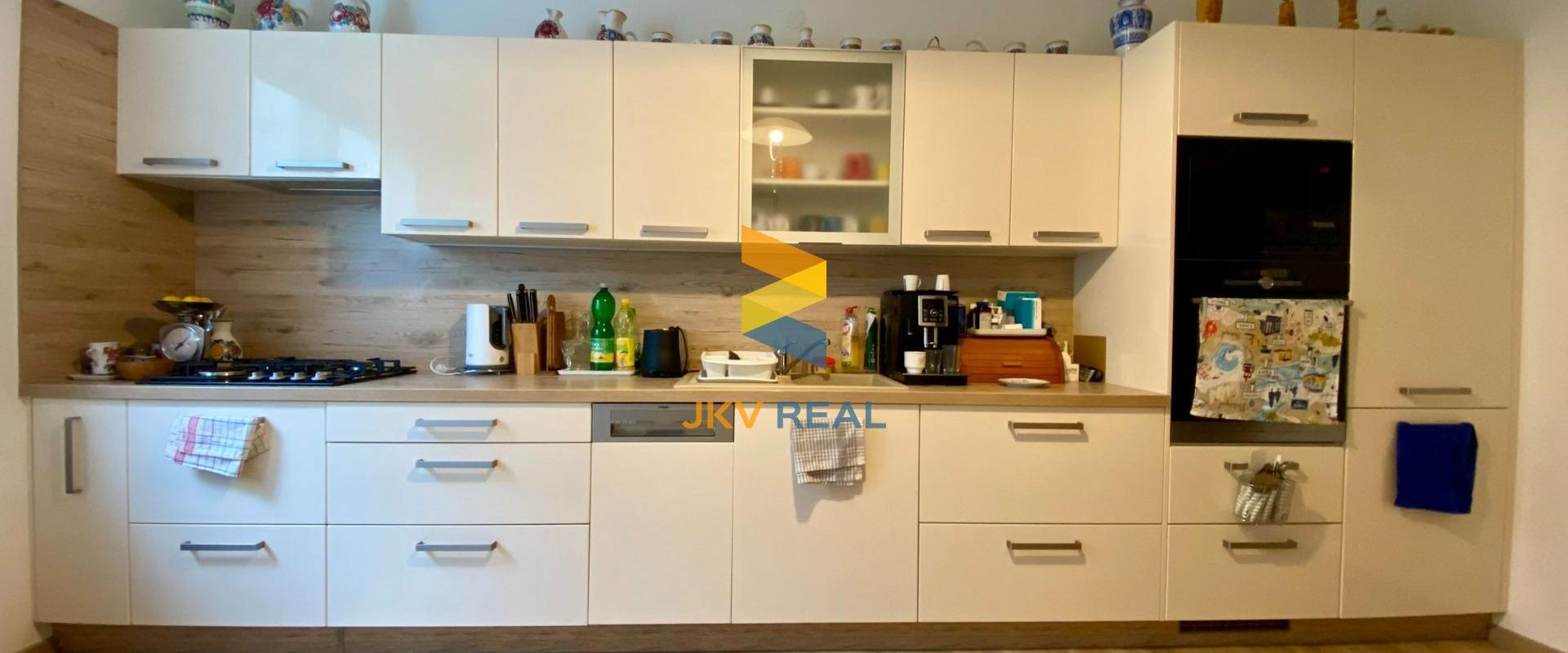 Priestranný rodinný dom, 2x garáž, pivnica a pozemok 800 m2 - Tomášov