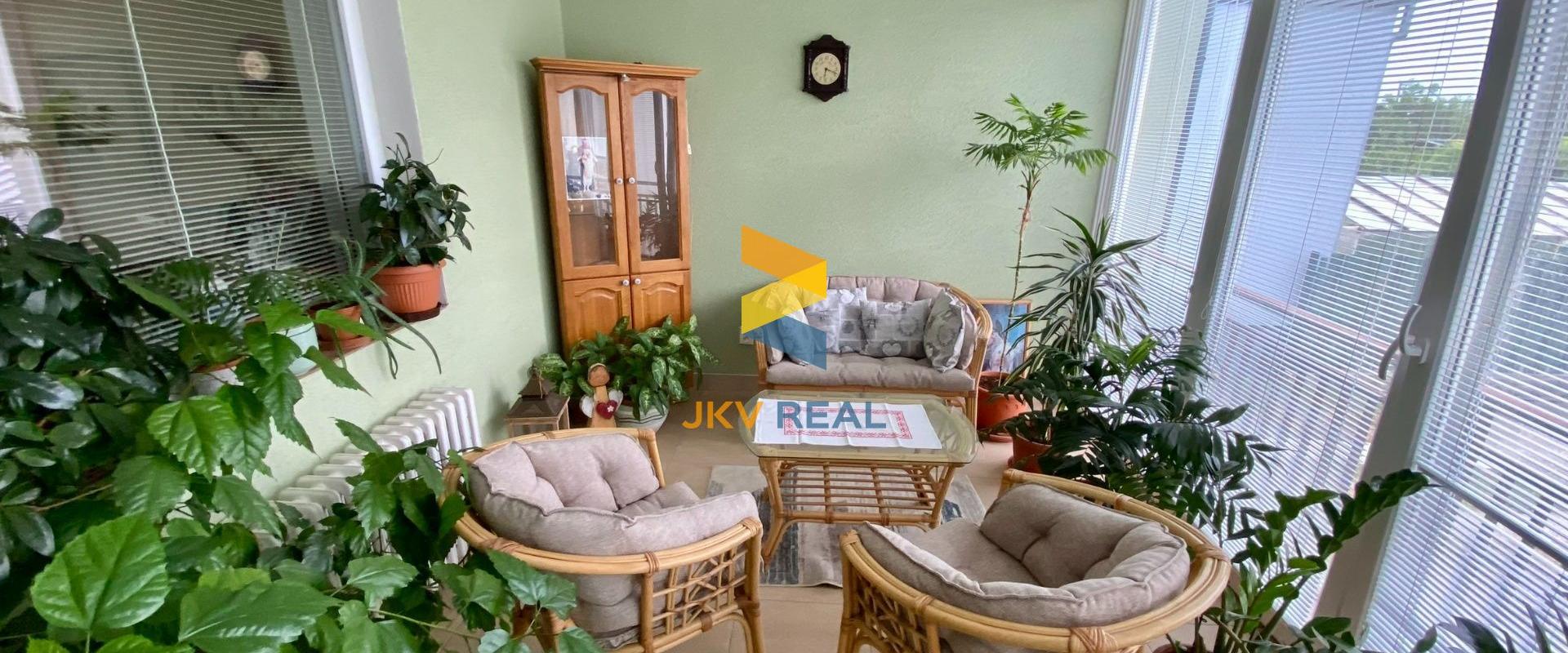 Priestranný rodinný dom, 2x garáž, pivnica a pozemok 800 m2 - Tomášov