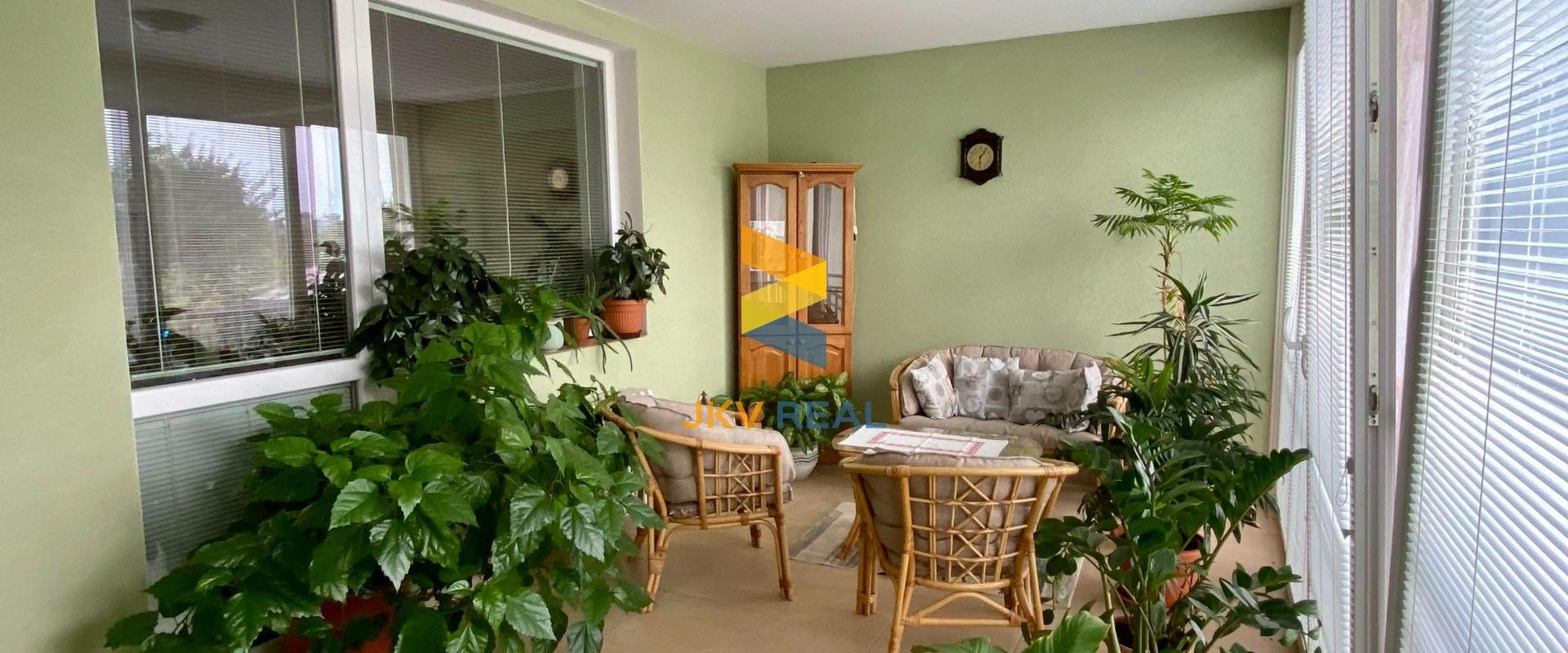 Priestranný rodinný dom, 2x garáž, pivnica a pozemok 800 m2 - Tomášov