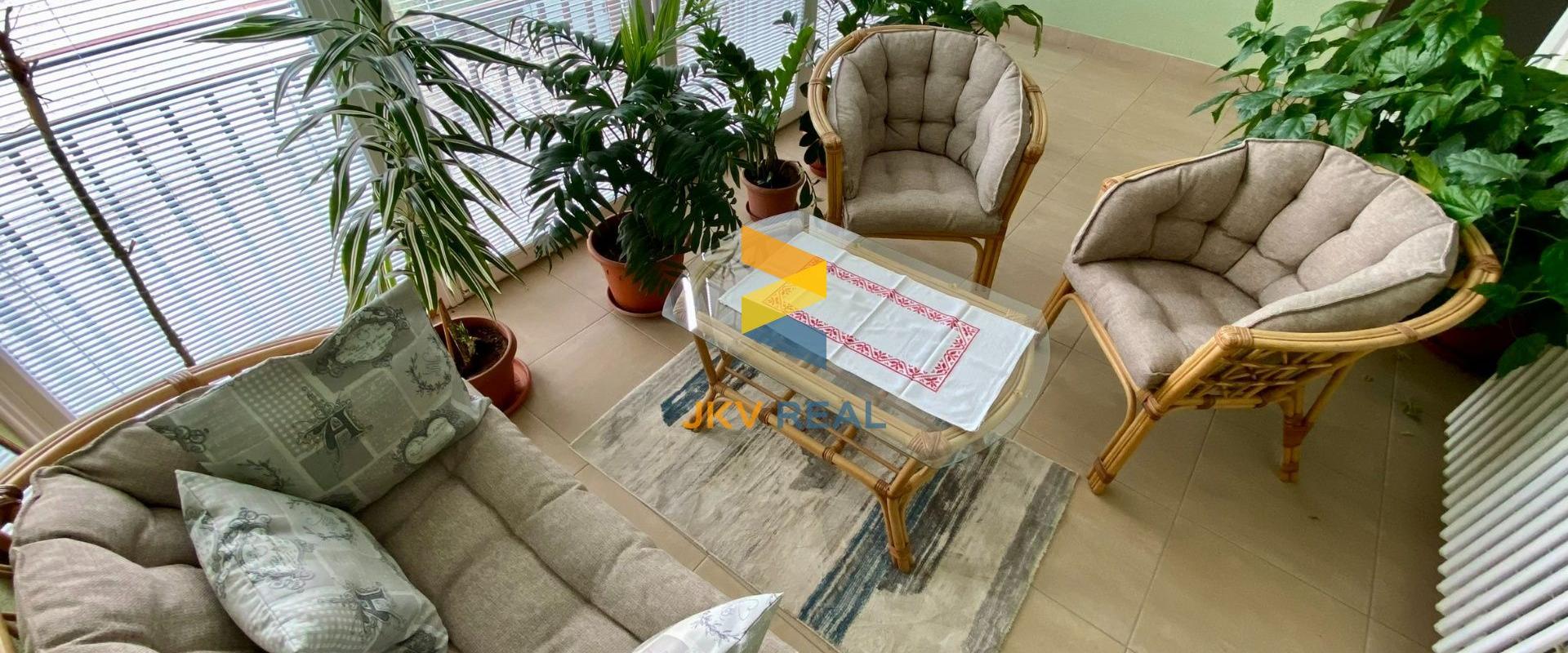 Priestranný rodinný dom, 2x garáž, pivnica a pozemok 800 m2 - Tomášov