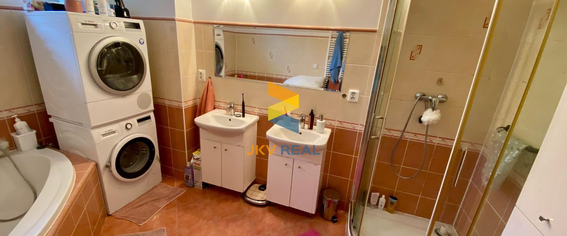 Priestranný rodinný dom, 2x garáž, pivnica a pozemok 800 m2 - Tomášov