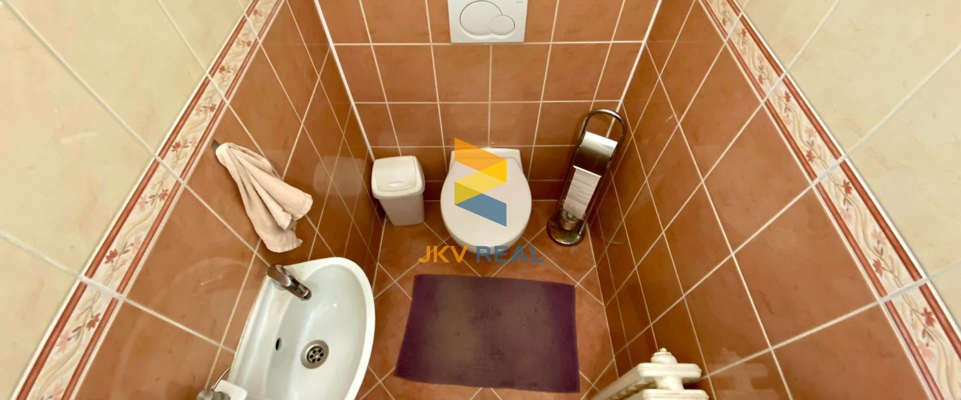 Priestranný rodinný dom, 2x garáž, pivnica a pozemok 800 m2 - Tomášov